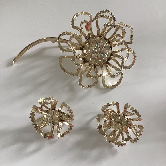 Sarah Coventry Vintage Gold Tone Brooch Pin and Clip-on Earrings Set Demi Parure - Picture 1 of 10